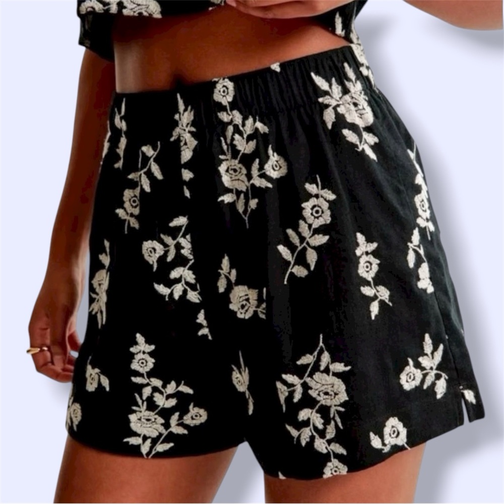 Abercrombie & Fitch Black Shorts with White Floral Design linen blend
